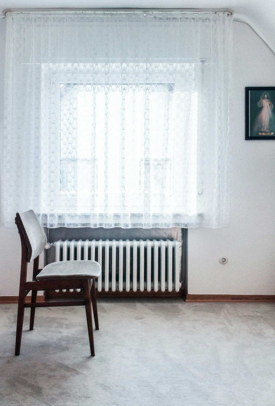 chaise marron à côté d'un radiateur blanc
