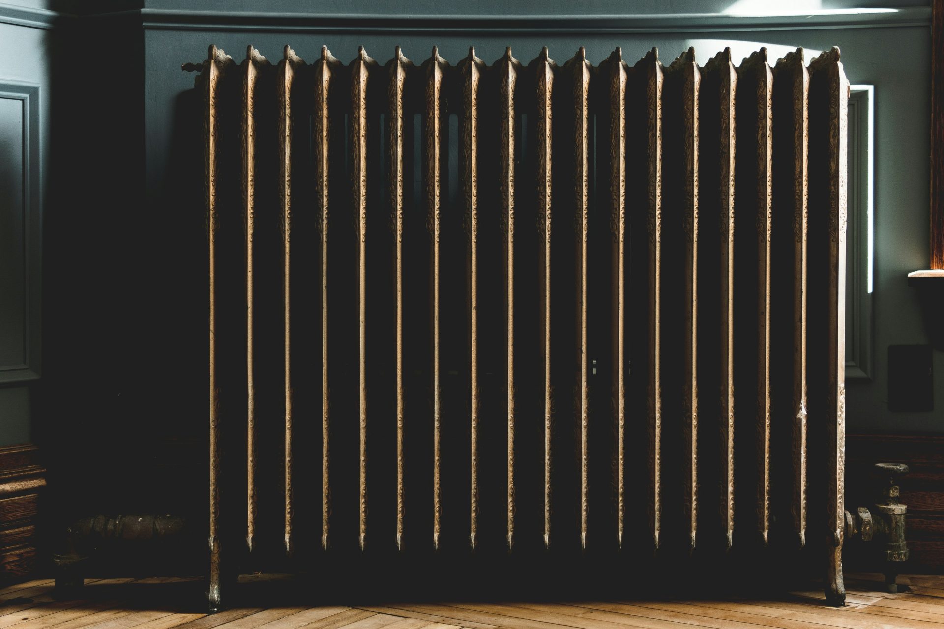 photo d'un radiateur à mazout gris